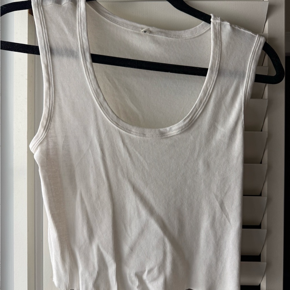 Elwood Malibu White Ribbed Crop Top